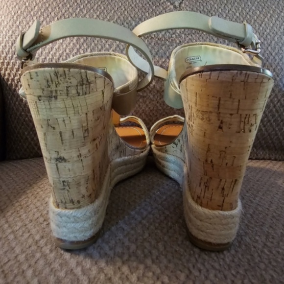 💥Beautiful COACH Wedges 8.5 M - Neutral color-leather & Coach print💥💥 - Picture 3 of 4